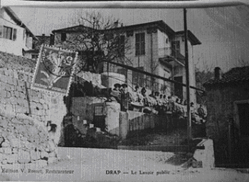 Le lavoir public près de la Mairie