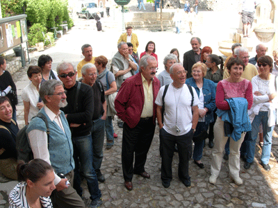 Una partida dau monde davant lo portau