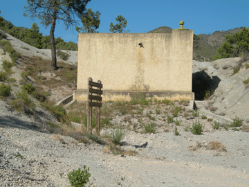 Per parquejar li veituras es en faça dau restanc