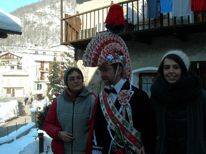 Moment d'emocion : Giacomino Genti sòrte dau sieu en companhia de la sieu esposa e una dei sieu filhas.