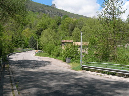 Parking à l'arrivée sur la D2566 quartier Saint Vincent