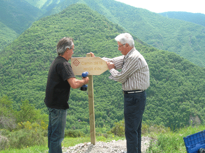 Mise en place des plaques : Camin de la lenga d'òc au Molinet