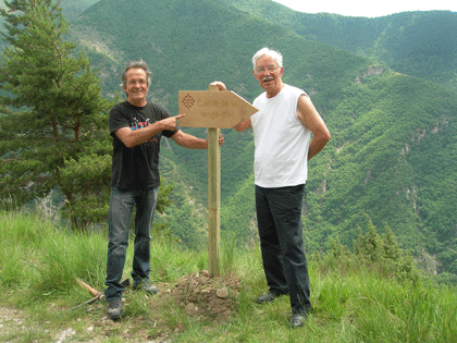 Mise en place des plaques : Camin de la lenga d’òc au Molinet, Marc e Jan-Piè.