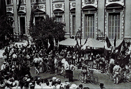 Tour de France cycliste 1950 : préparation départ 16ème étape devant la mairie de Menton